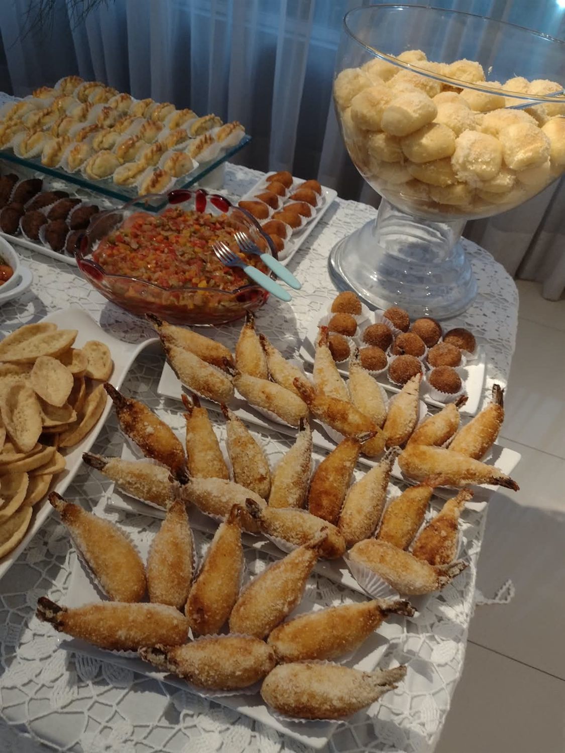 Salgados finos: coxinhas, empadas e pães servidos em travessas