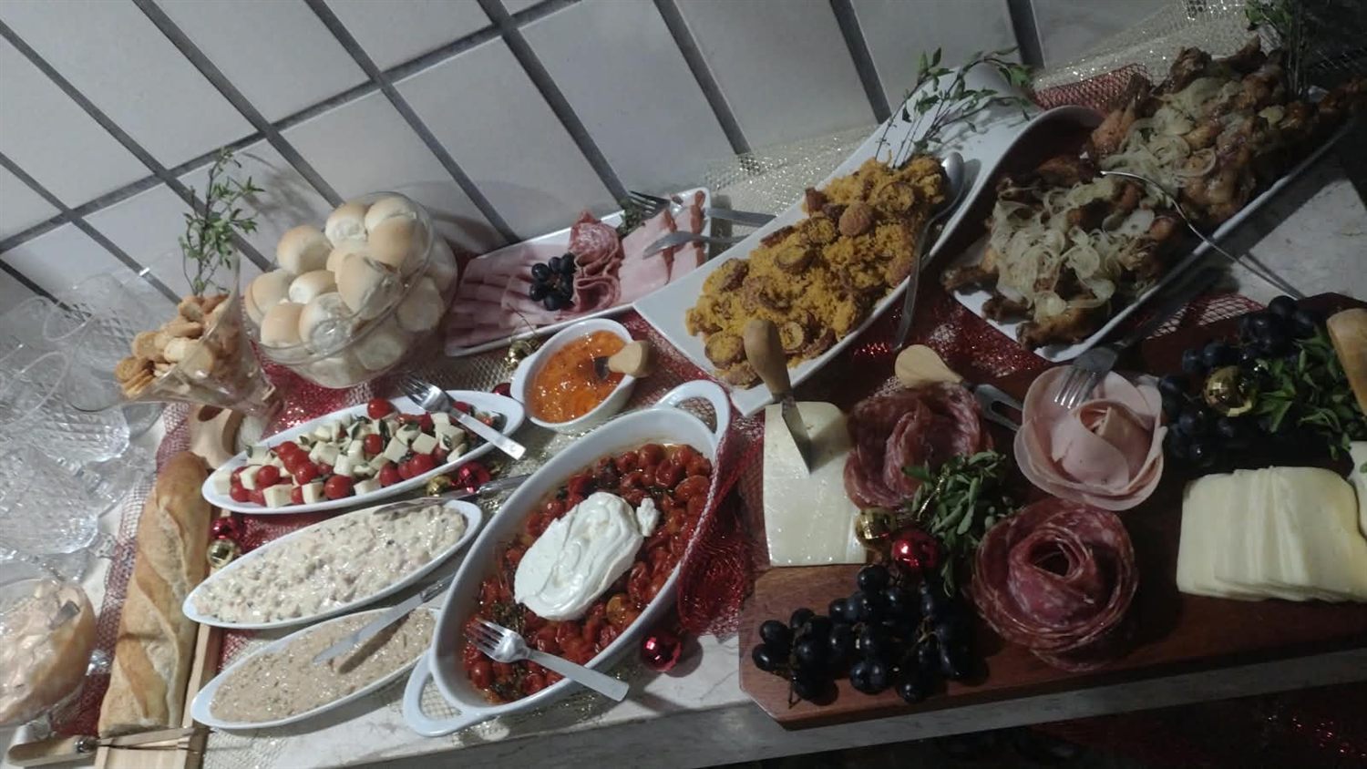 Tábua com frios, queijos, uvas e antepastos
