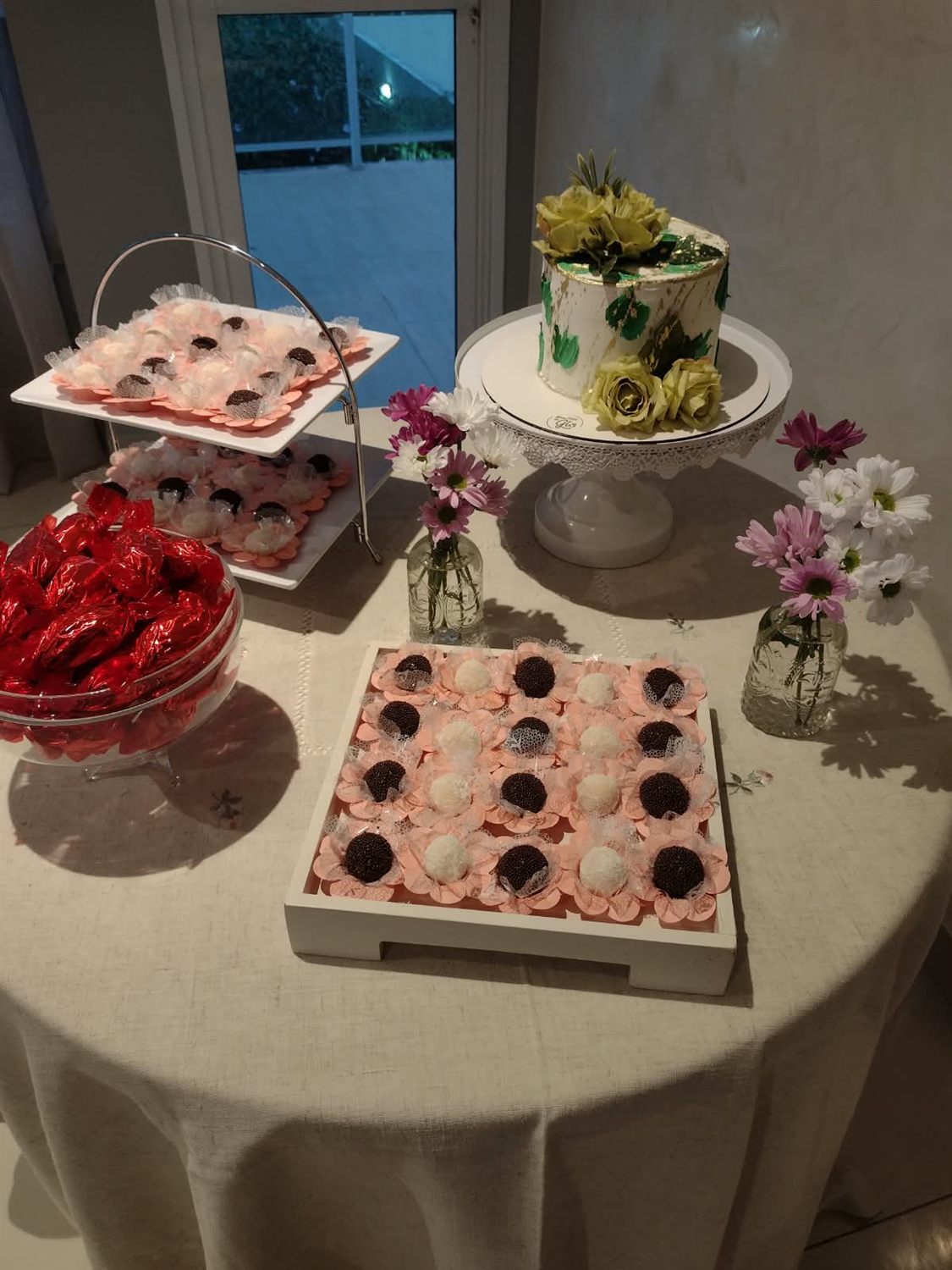 Mesa de doces com bolo decorado, brigadeiros e docinhos